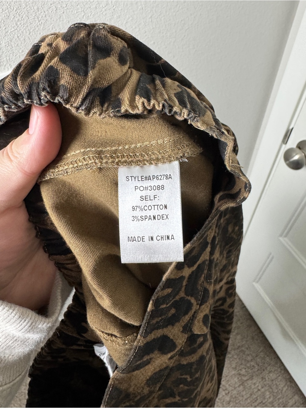 Women’s Anniewear Cheetah Print Barrel Jeans - Picture 9 of 10